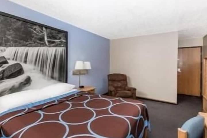Room 6 of 28