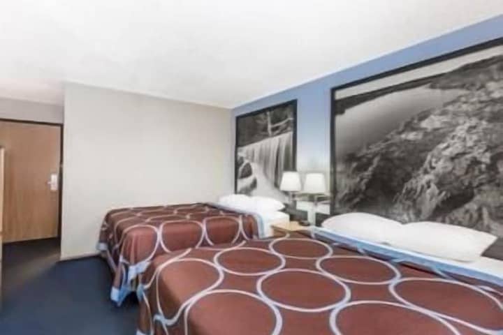 Room 11 of 28