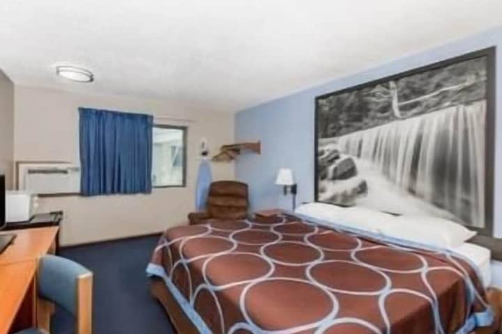 Room 8 of 28